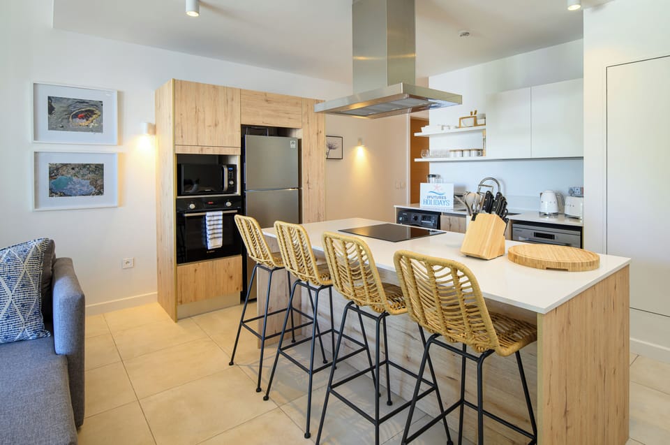 Basic Apartment | Living area | TV