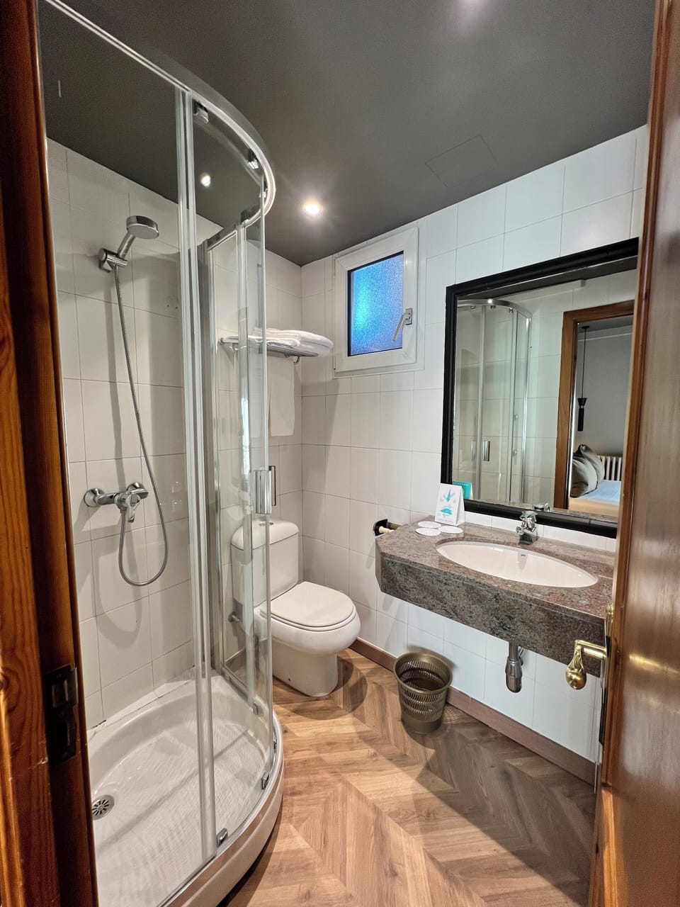 Double Room | Bathroom | Free toiletries, hair dryer