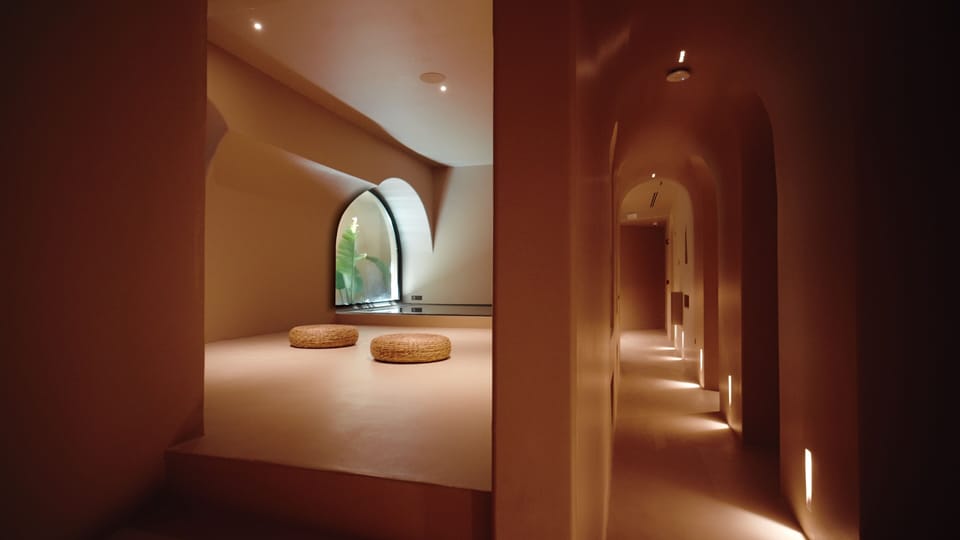 Indoor spa tub