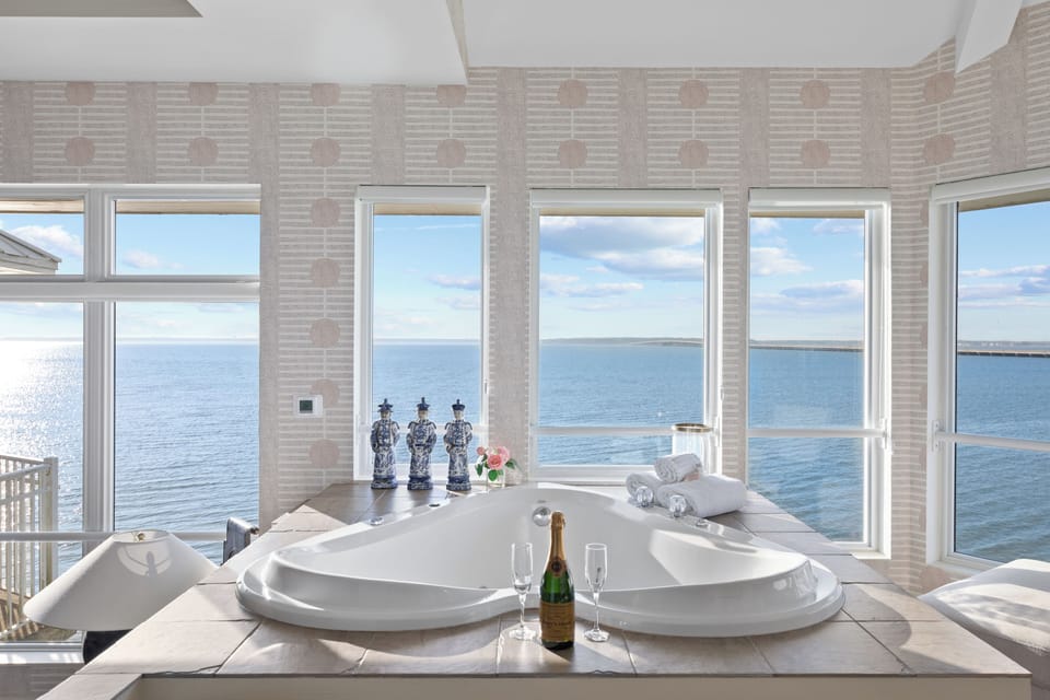 Luxury Suite, 1 King Bed, Fireplace, Bay View (Jacuzzi Orient) | Jetted tub