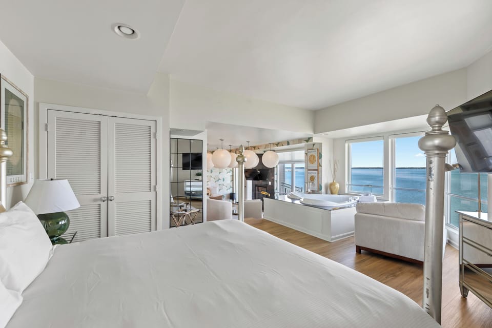 Luxury Suite, 1 King Bed, Fireplace, Bay View (Jacuzzi Contemporary) | Frette Italian sheets, premium bedding, down comforters, in-room safe