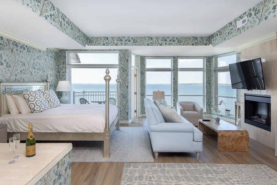 Luxury Suite, 1 King Bed, Fireplace, Bay View (Jacuzzi Michelle) | Frette Italian sheets, premium bedding, down comforters, in-room safe