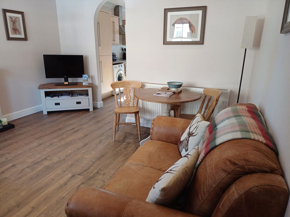 Cottage | Living area | TV
