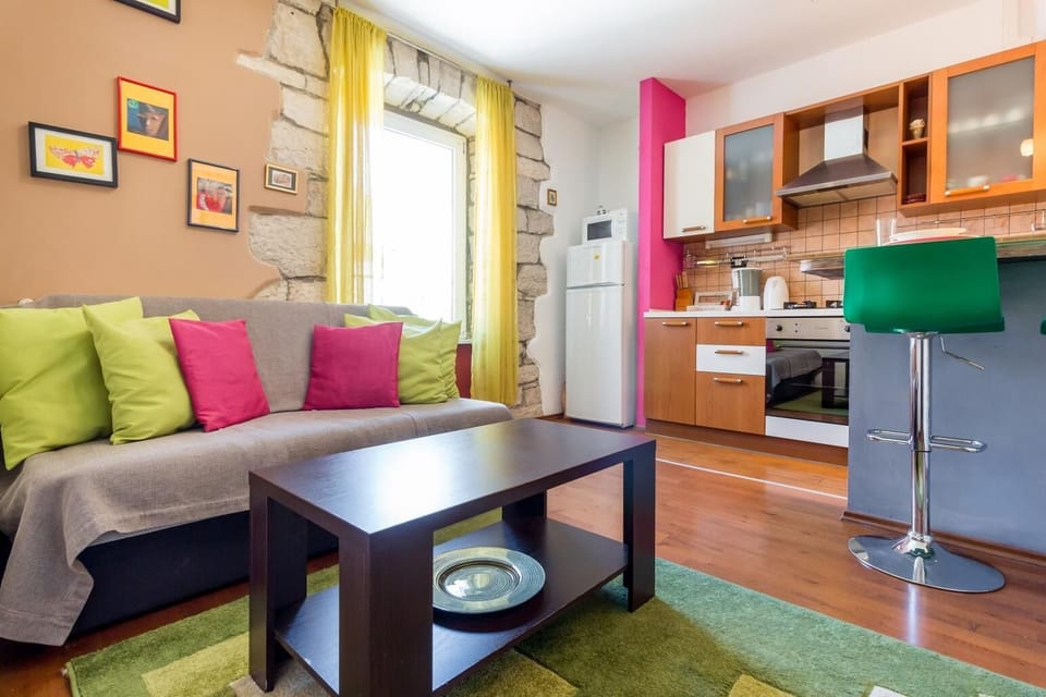 Basic Apartment | Living area
