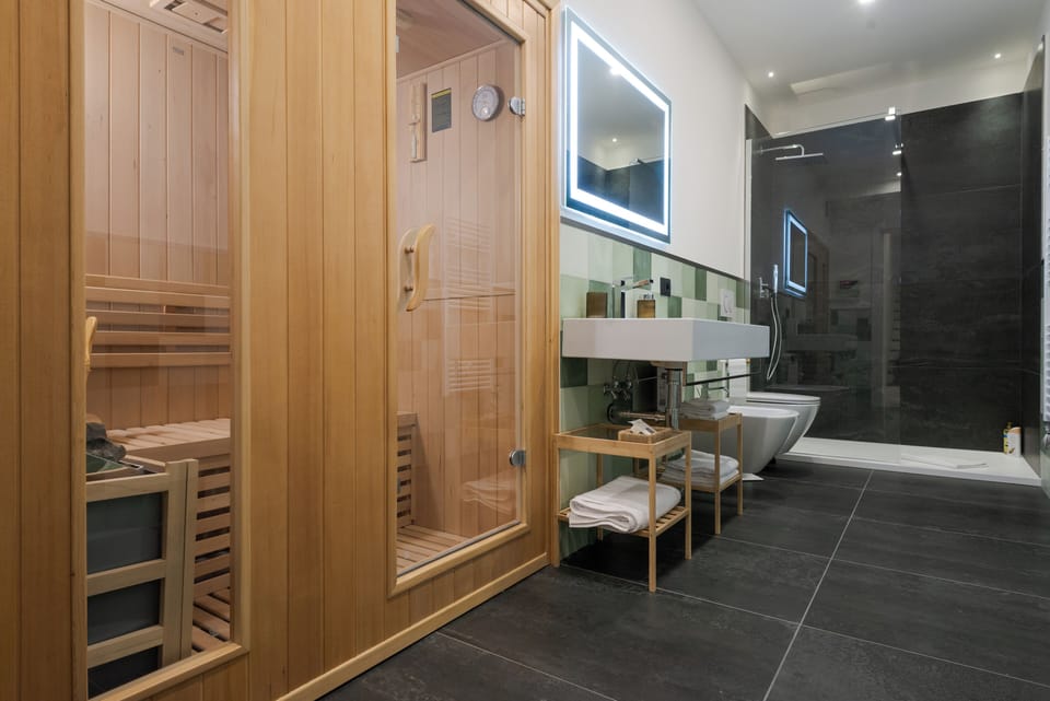Deluxe Apartment | Bathroom | Designer toiletries, hair dryer, bidet, towels