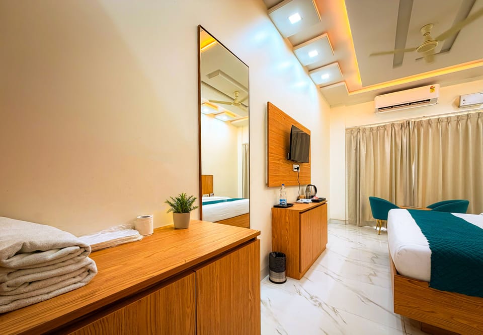 Deluxe Room, City View | Hypo-allergenic bedding