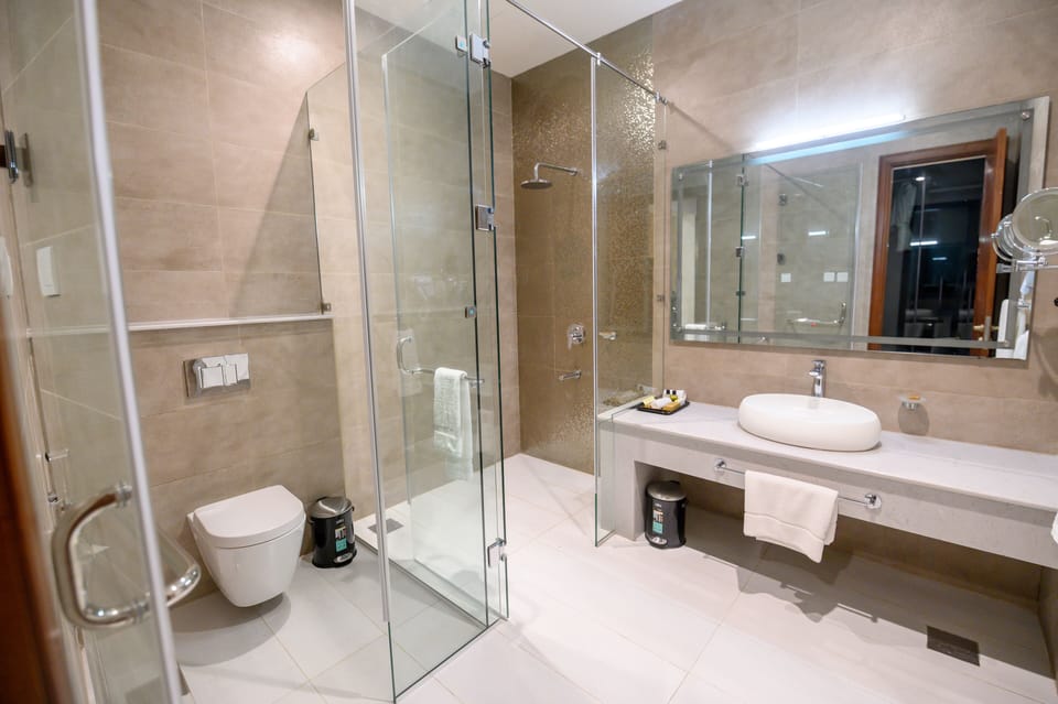 Executive Room | Bathroom | Rainfall showerhead, free toiletries, hair dryer, bathrobes