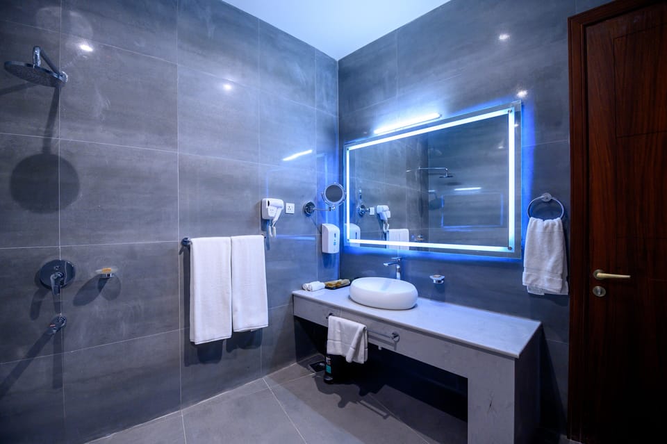 Executive Suite | Bathroom | Rainfall showerhead, free toiletries, hair dryer, bathrobes