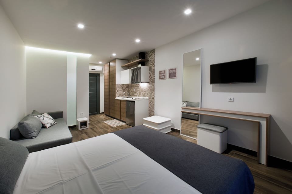 Basic Studio | In-room safe, desk, blackout drapes, soundproofing