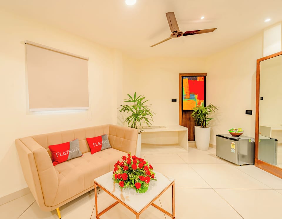 Premier Room | Desk, laptop workspace, WiFi (free), bed sheets