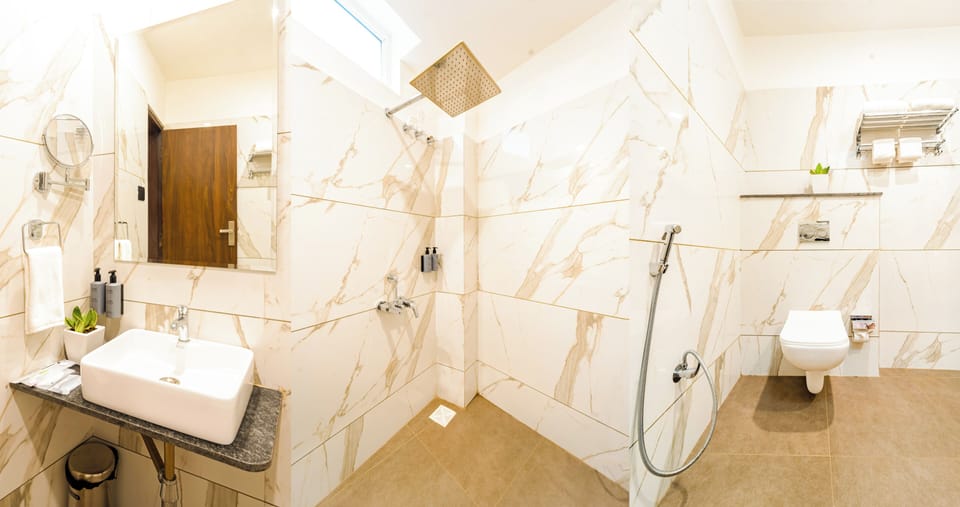 Premier Room | Bathroom | Shower, slippers, towels