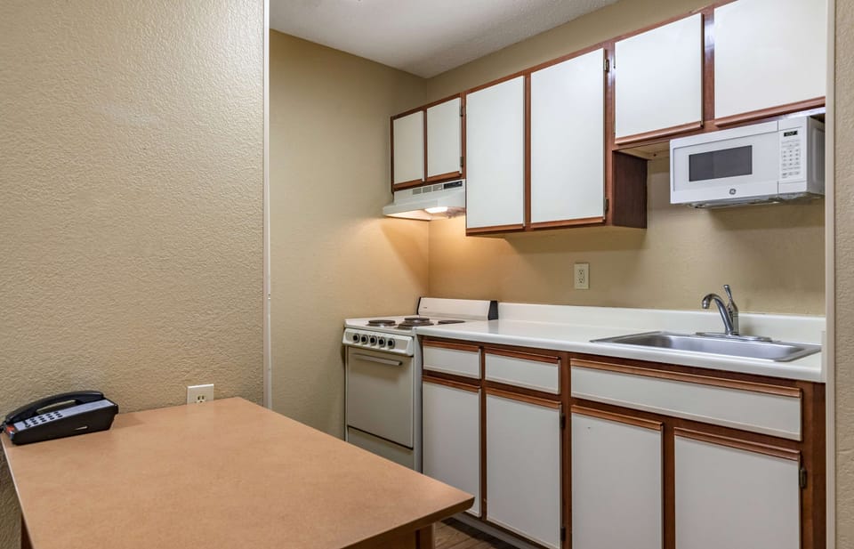 Studio, 1 Queen Bed, Non Smoking | Desk, iron/ironing board, free WiFi, bed sheets