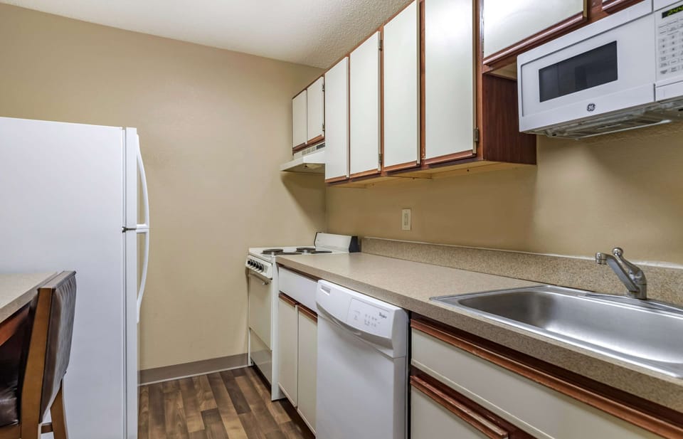Deluxe Studio, Multiple Beds, Non Smoking | Desk, iron/ironing board, free WiFi, bed sheets