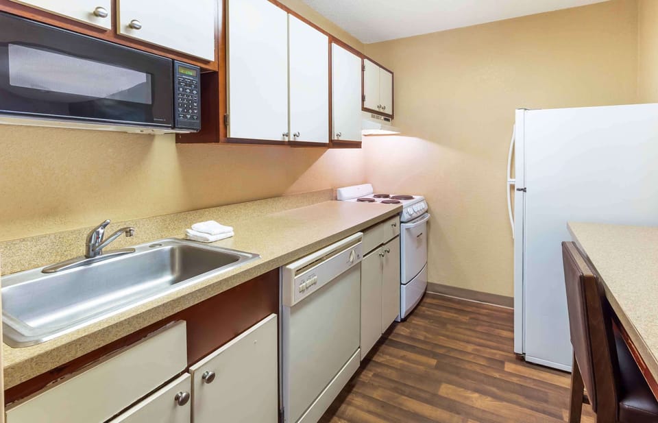 Desk, WiFi (free), individually furnished, bed sheets