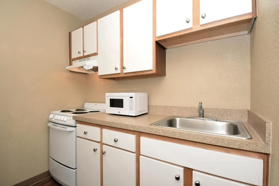 Deluxe Studio, 1 Queen Bed with Sofa bed, Accessible, Non Smoking | Private kitchen | Fridge, microwave, stovetop