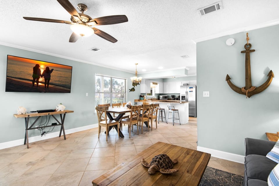 House, Multiple Beds (Family DESTINation) | Living area | TV