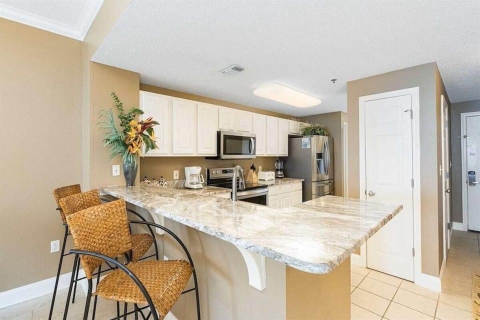 Condo, Multiple Beds (Palacio 1202) | Private kitchen | Oven, toaster, paper towels