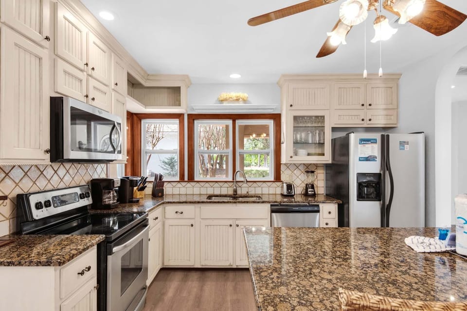 House, Multiple Beds (Sunny and Share) | Private kitchen | Oven, toaster