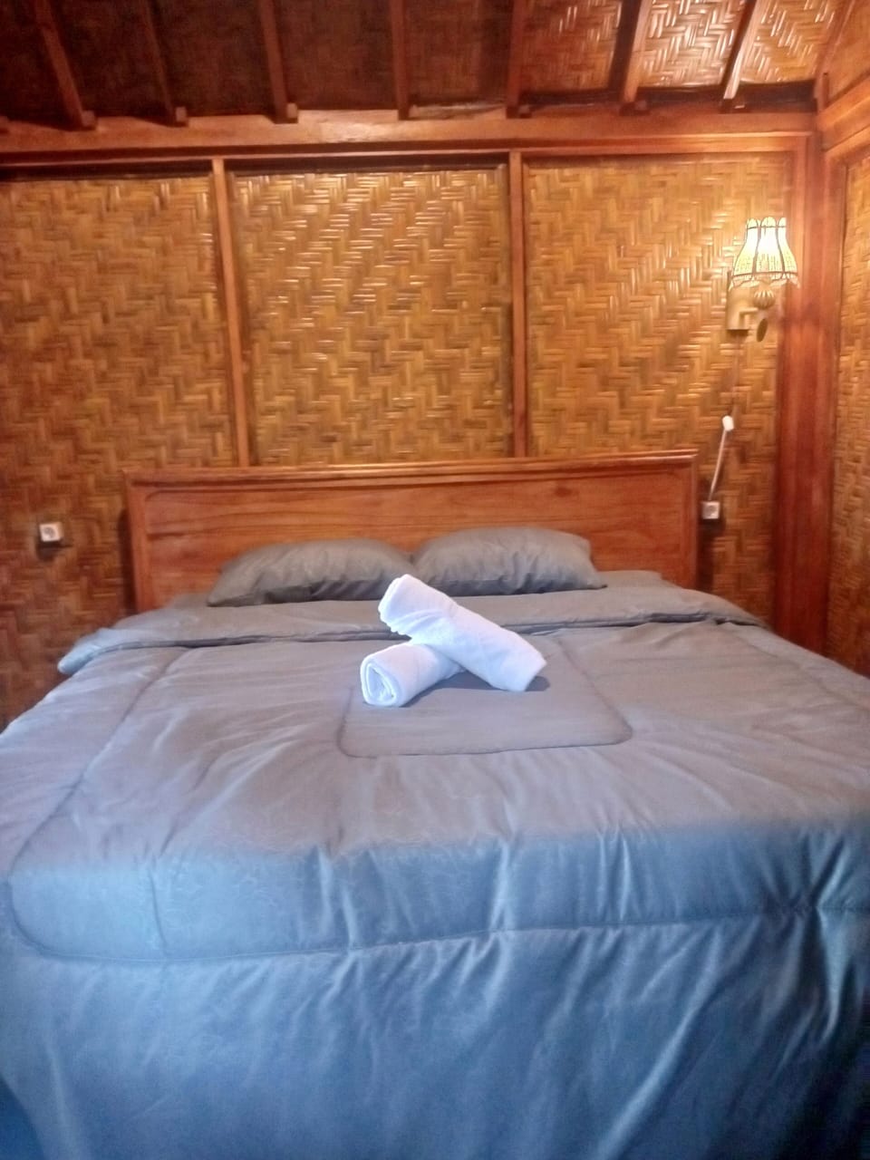 WiFi (free), bed sheets