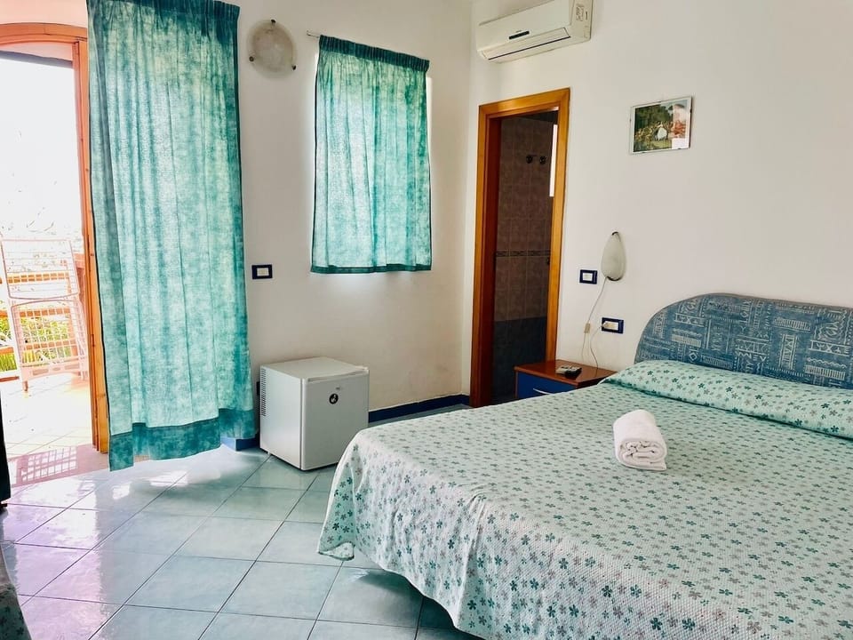 Standard Double or Twin Room, Sea View | Soundproofing, WiFi (free), bed sheets