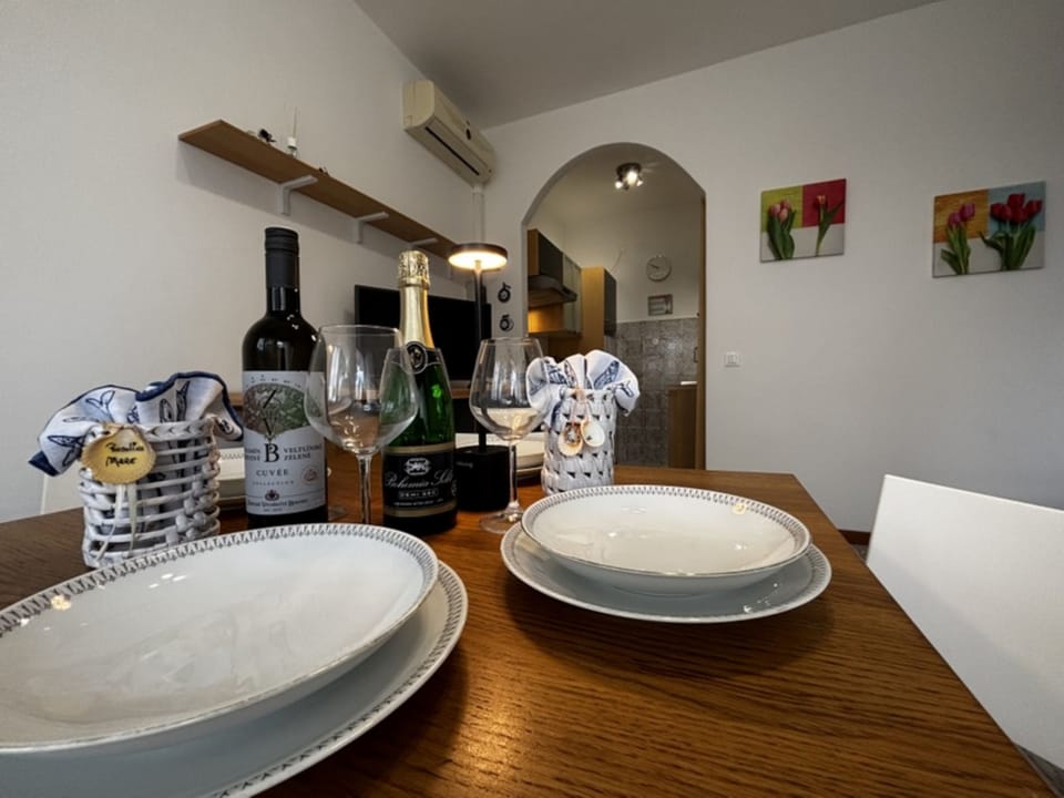 Apartment, 2 Bedrooms, Balcony, Garden View | Dining room