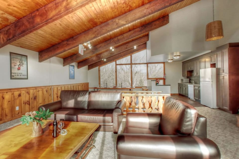 Classic Chalet, Multiple Bedrooms | 8 bedrooms, soundproofing, WiFi (free)