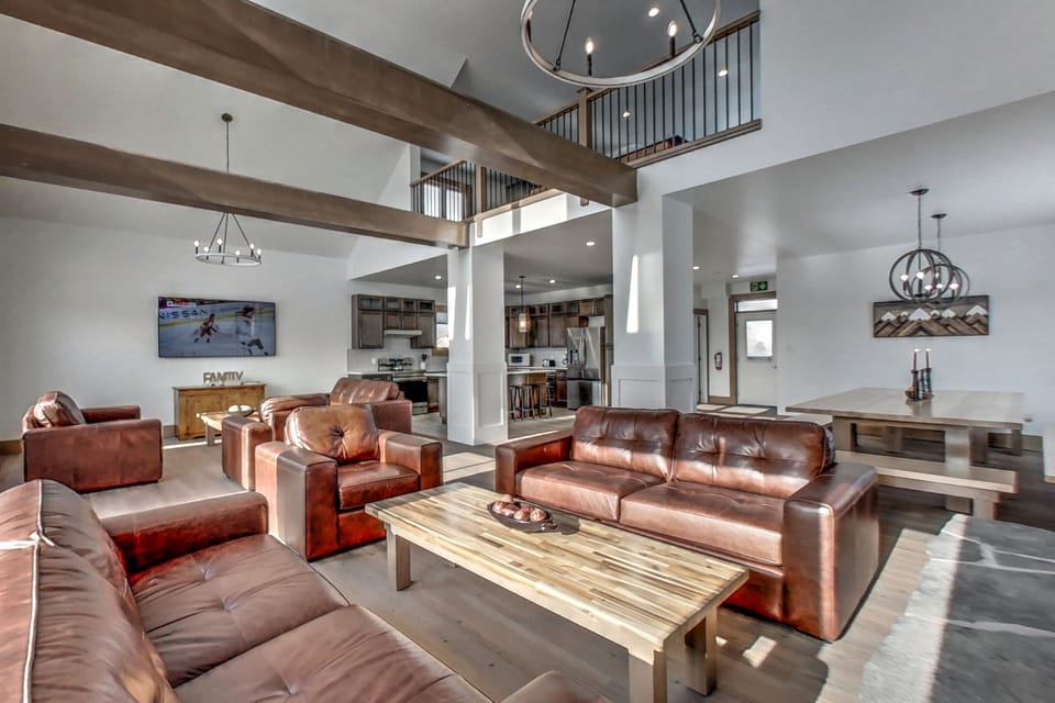 Luxury Chalet, Multiple Bedrooms, Mountain View | 7 bedrooms, laptop workspace, soundproofing, WiFi (free)