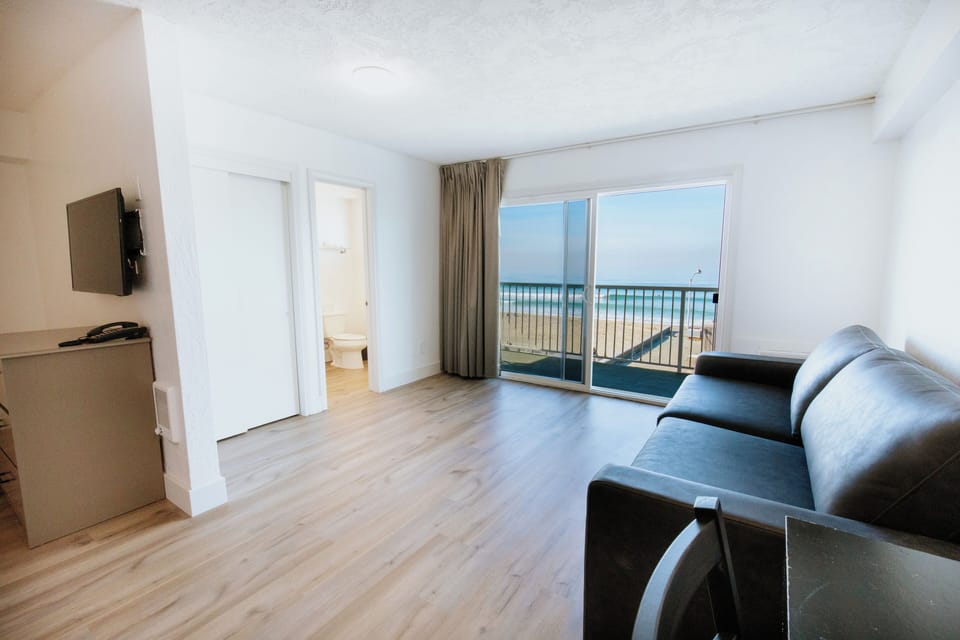 Deluxe Double Room, Ocean View | Premium bedding, pillowtop beds, blackout drapes, iron/ironing board