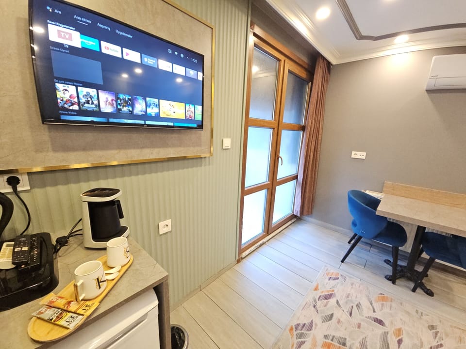 Comfort Room, Kitchen, City View | Living area | 32-inch Smart TV with satellite channels