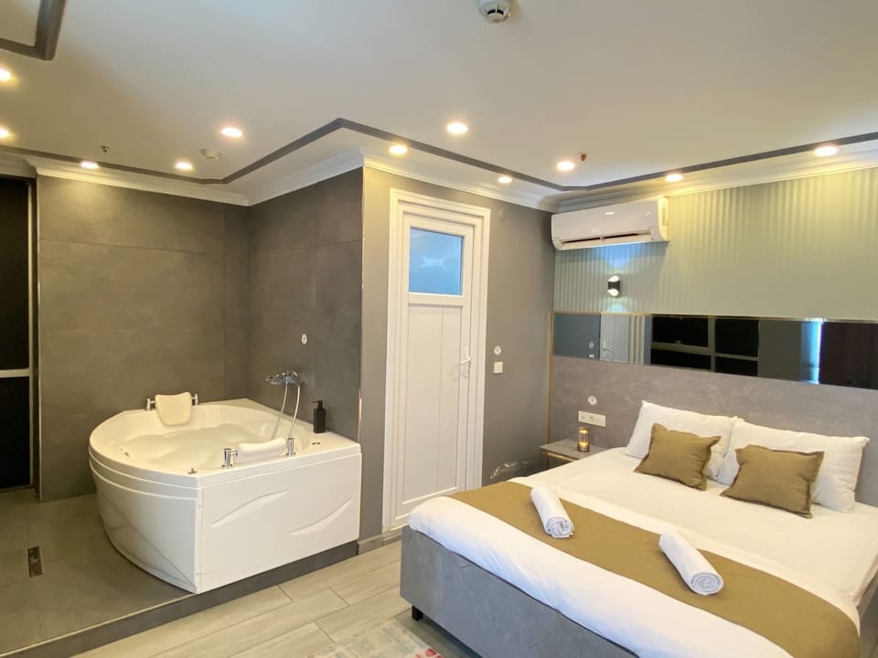 Luxury Double Room Single Use | Premium bedding, memory foam beds, in-room safe, laptop workspace