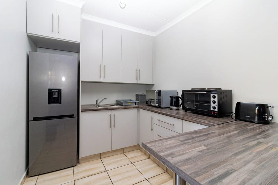 Luxury Apartment, Garden View | Private kitchen | Electric kettle