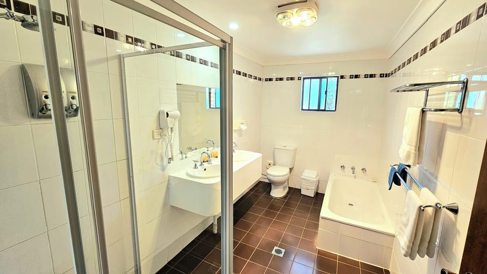 Deluxe Two Bedroom Apartment | Bathroom | Shower, hair dryer, towels, soap