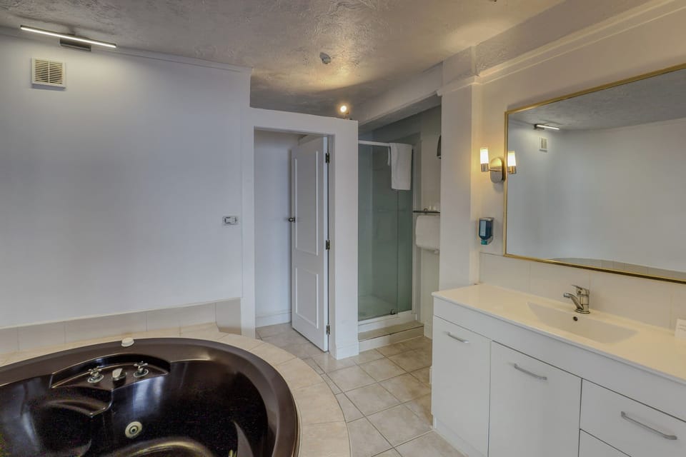 Deluxe King with Private Spa | Bathroom | Shower, free toiletries, hair dryer, towels