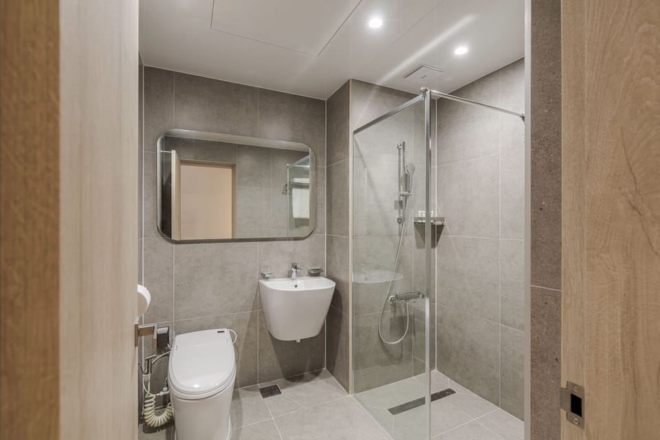 Standard Double Room, 1 Queen Bed A | Bathroom | Hair dryer, bathrobes, slippers, bidet