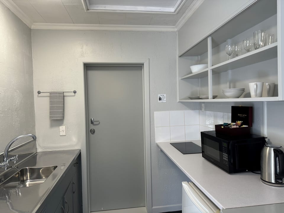 Deluxe Apartment, 1 Bedroom, Non Smoking, Private Bathroom | Private kitchen | Fridge, microwave, stovetop, toaster