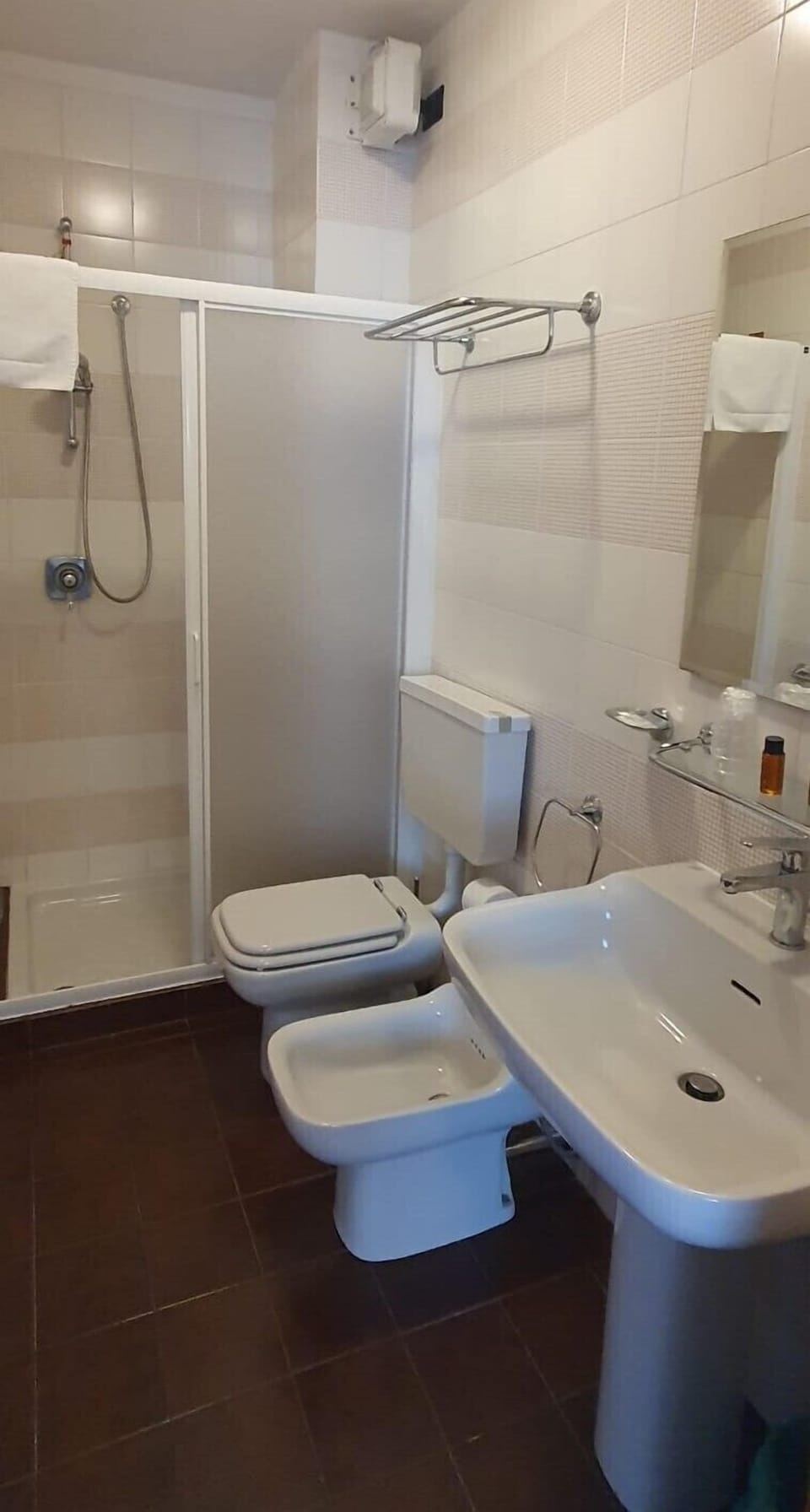 Basic Triple Room | Bathroom | Shower, hair dryer, bidet, towels