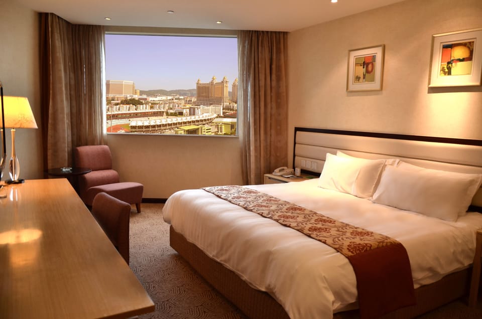 Premier deluxe room | Minibar, in-room safe, desk, iron/ironing board
