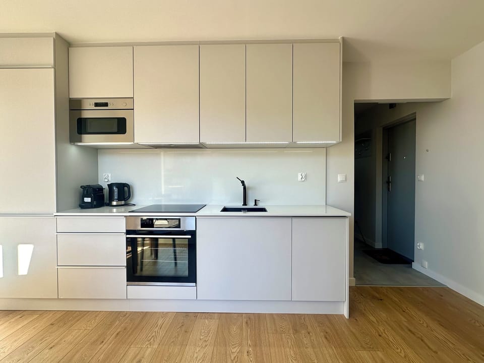 Classic Studio Suite | Private kitchen | Electric kettle, dining table