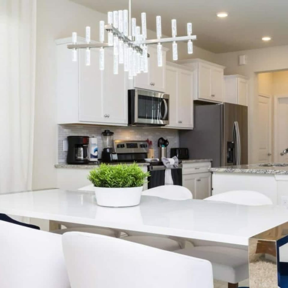 House | 5 bedrooms, iron/ironing board, high-speed internet