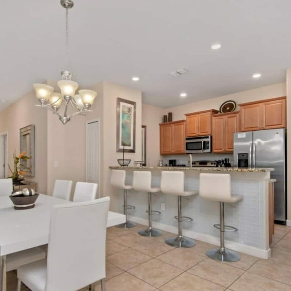 House | 5 bedrooms, iron/ironing board, high-speed internet