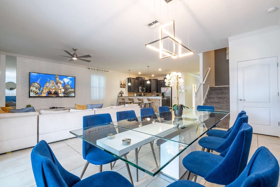 House | 8 bedrooms, iron/ironing board, high-speed internet