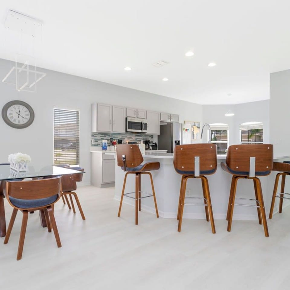 House | 4 bedrooms, iron/ironing board, high-speed internet