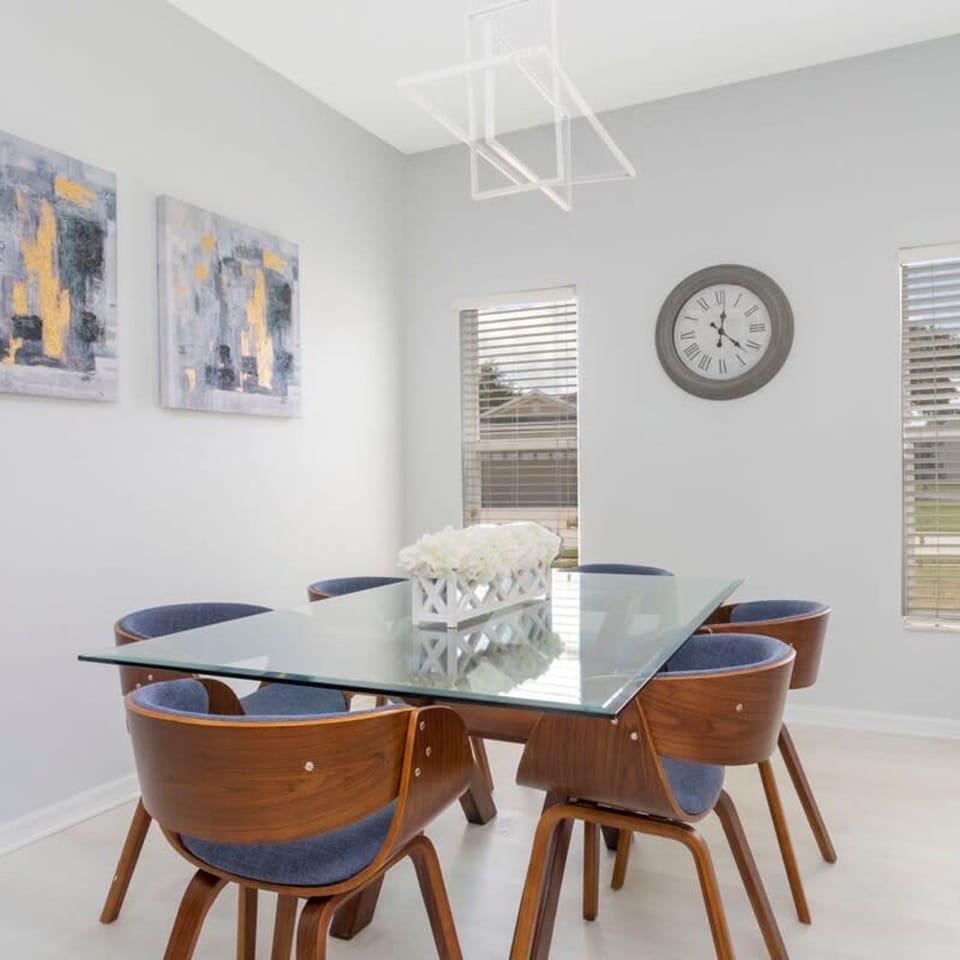 House | 4 bedrooms, iron/ironing board, high-speed internet