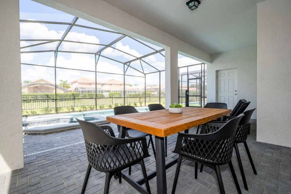 House | 7 bedrooms, iron/ironing board, high-speed internet