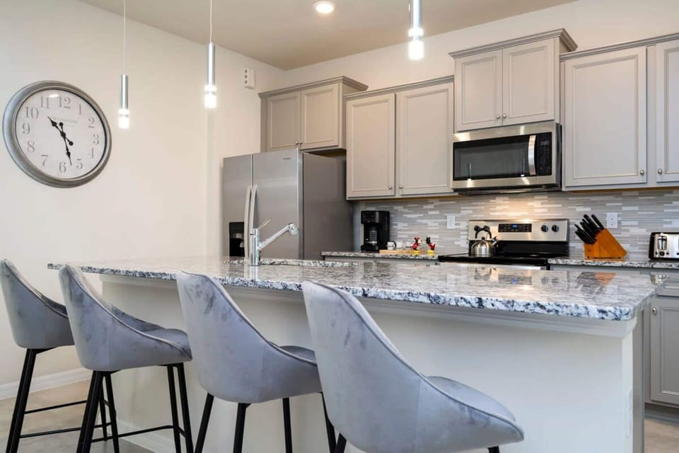 House | 7 bedrooms, iron/ironing board, high-speed internet