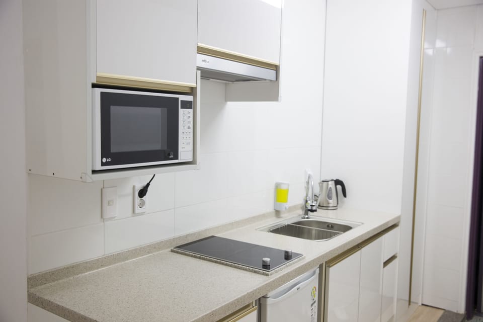 Suite (Type B) | Laptop workspace, free WiFi, bed sheets