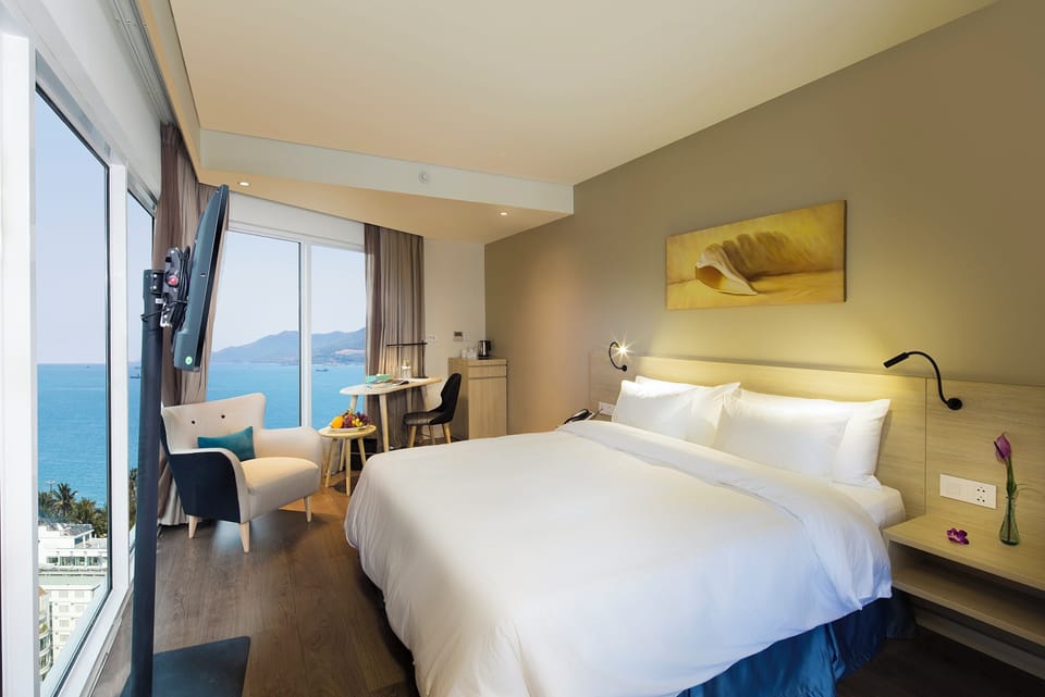 Executive Double Room | Minibar, in-room safe, desk, soundproofing