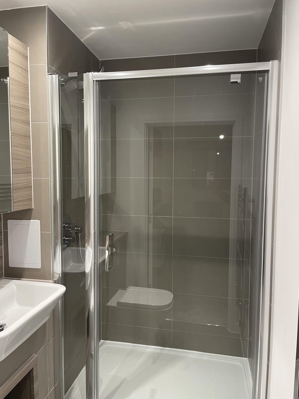 Apartment | Bathroom | Shower, deep soaking tub, towels