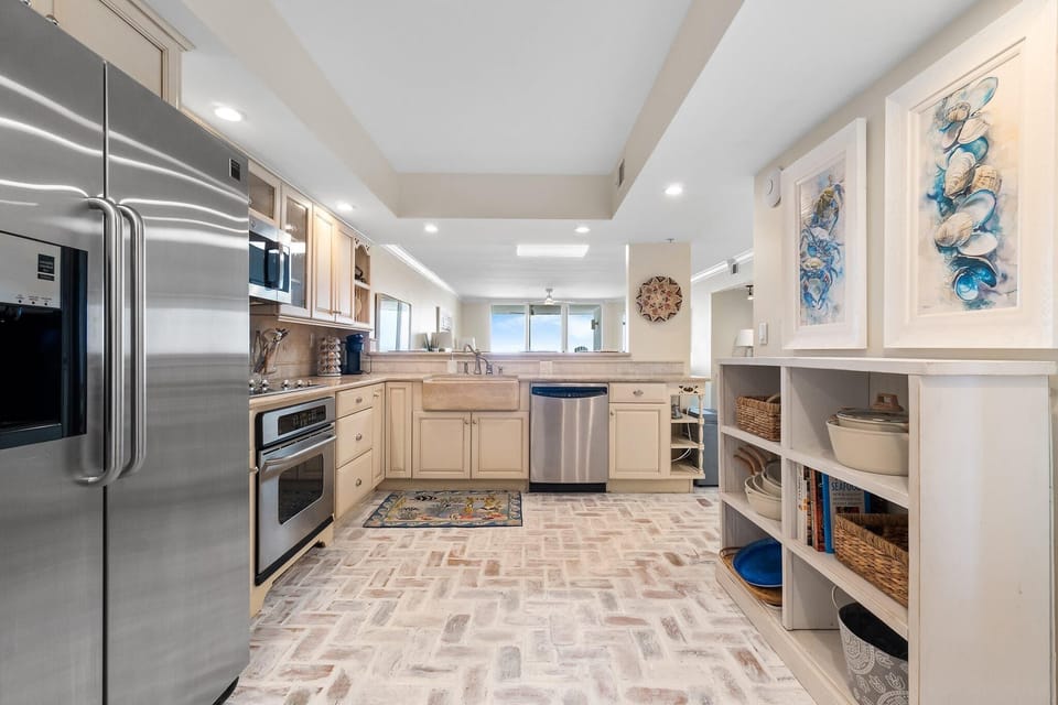 Condo, Multiple Beds (SeaSpray East 825-Gulf Front) | Private kitchen | Oven, toaster, paper towels