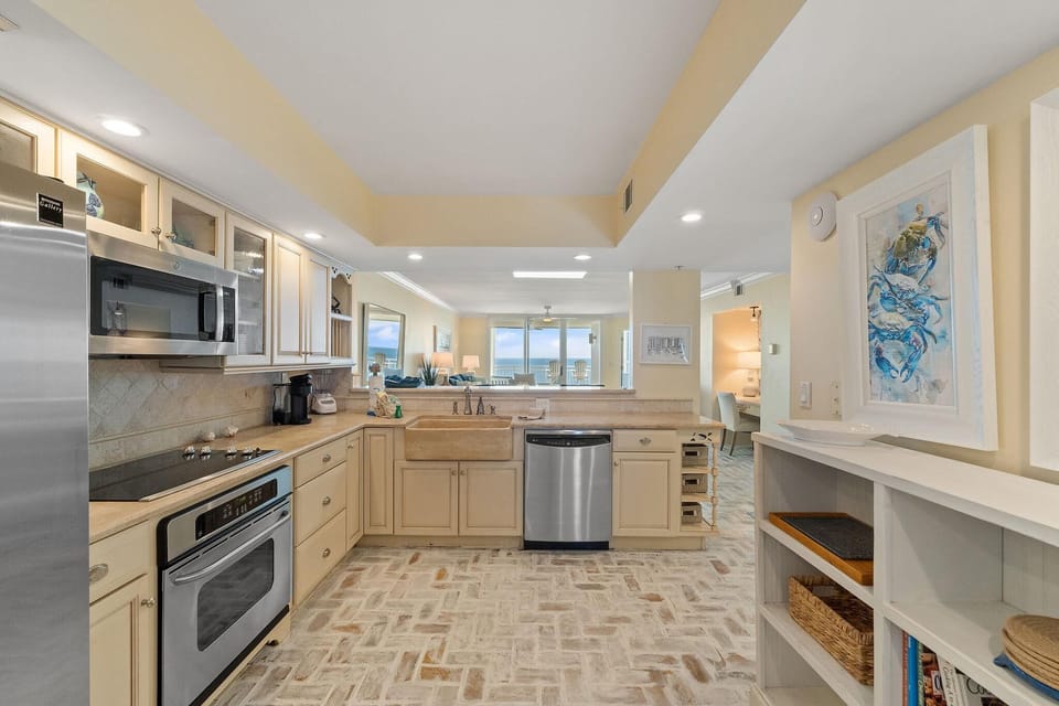 Condo, Multiple Beds (SeaSpray East 825-Gulf Front) | Private kitchen | Oven, toaster, paper towels